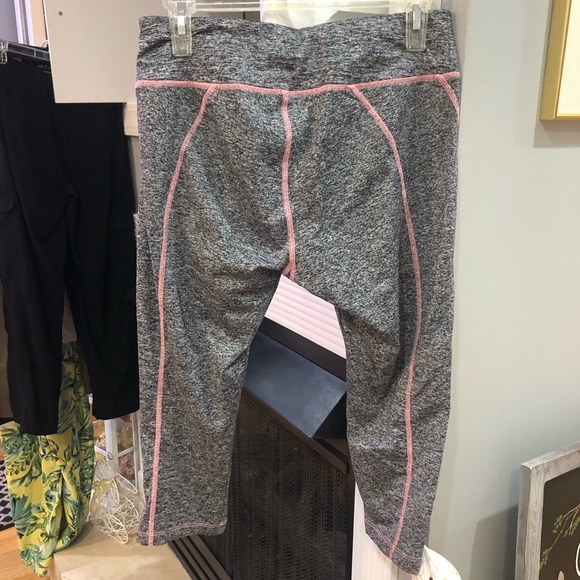 LuLaRoe Workout Athletic Fitness Cropped Capri Legging Pants - Picture 3 of 5